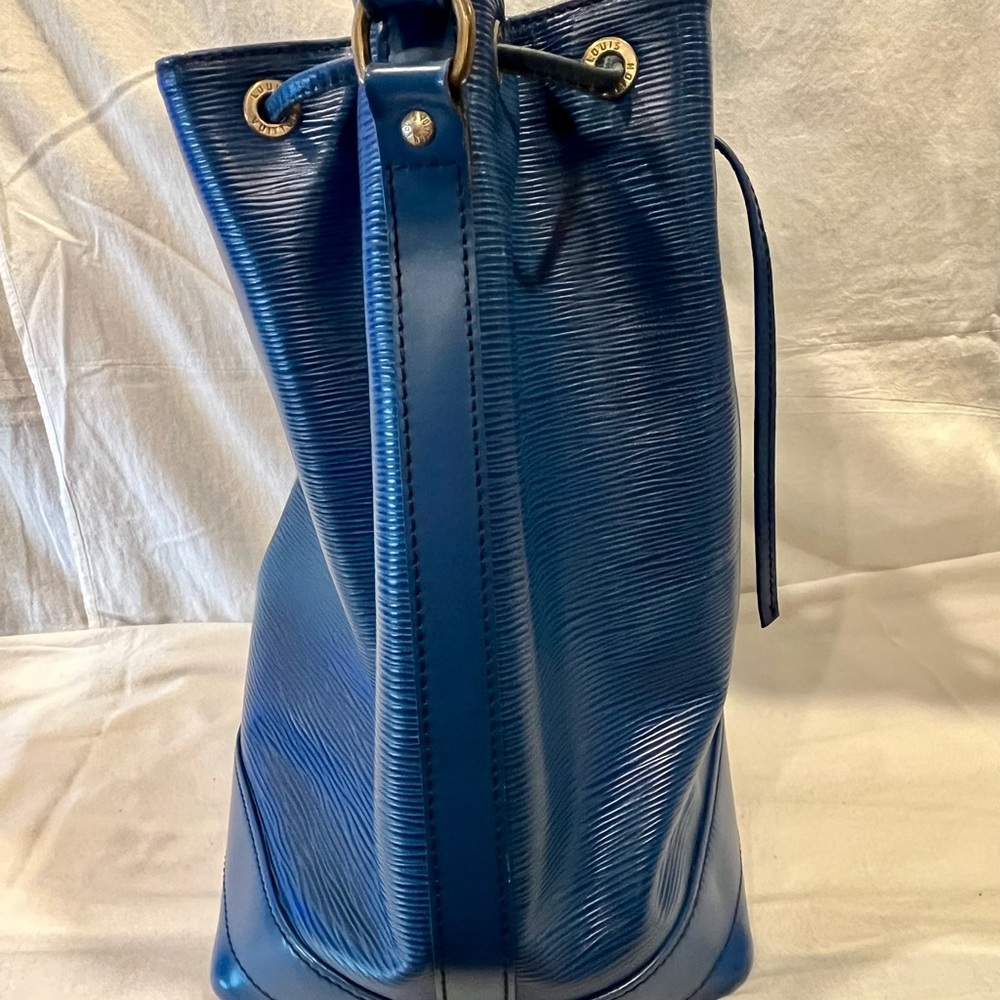 Striking Louis Vuitton Blue Epi Noe Bucket/ Shoulder Bag w/ Leather Tie Closure - Picture 5 of 11